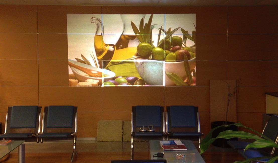 Simulación con proyector de videowall con 4 pantallas FHD instalado en recepción de Orkli