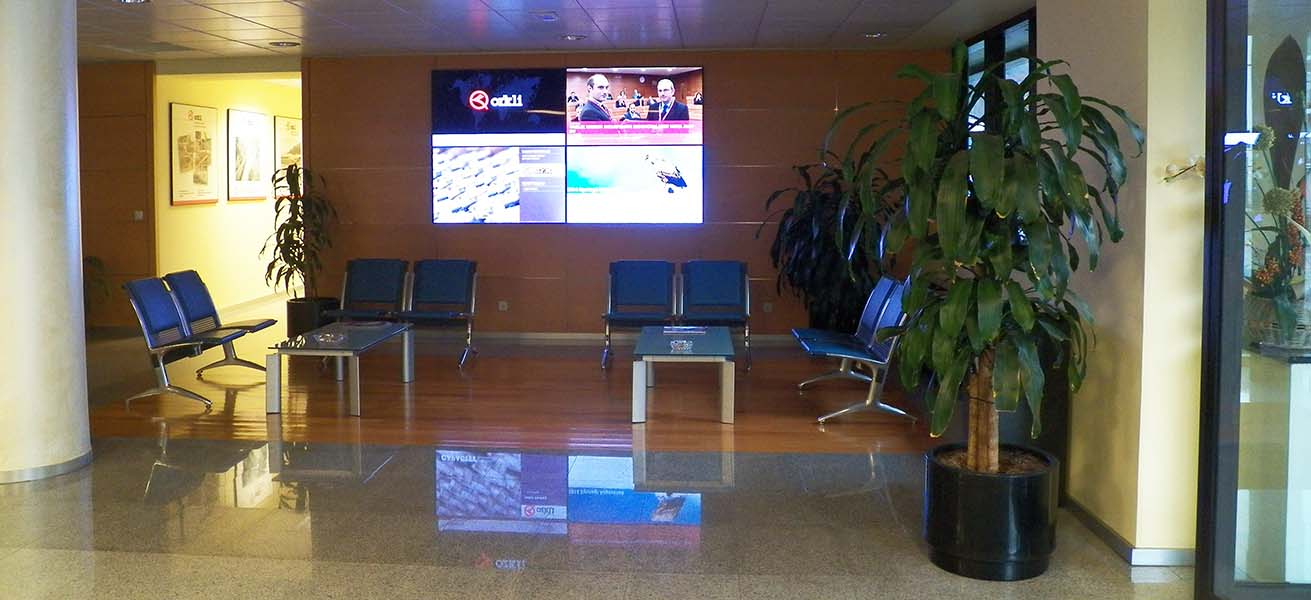Videowall con 4 pantallas FHD instalado en recepción de Orkli