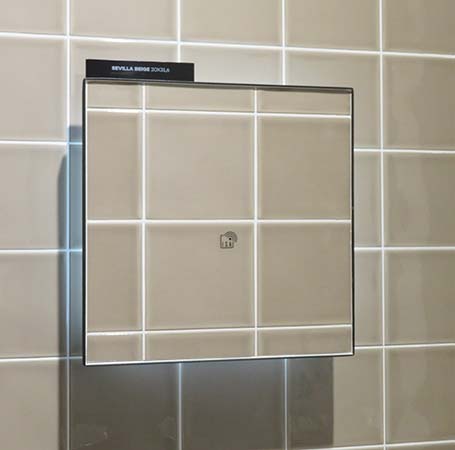 Lector RFid con ethernet y PoE atrás de baldosa de pared
